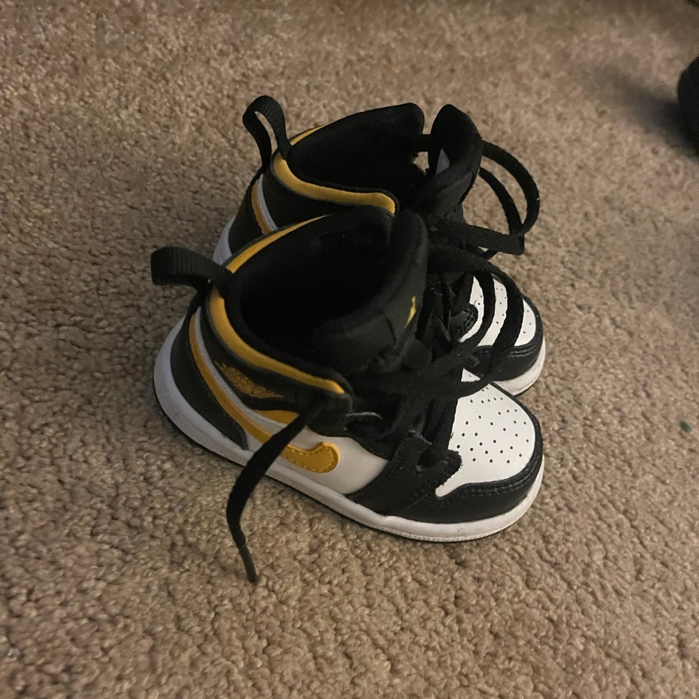 2 pairs of Jordan 1 (s)